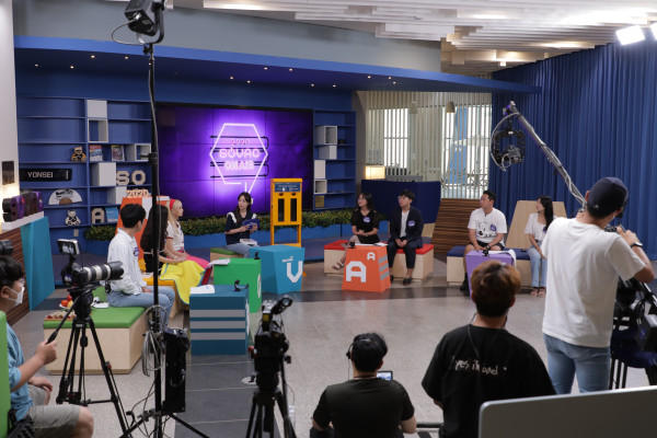 ▲방송인 허영지(앞줄 왼쪽4번째)와 대학생 패널들이 16일 방송예정인 '1020 체인지 메이커가 뜬다' 세션 제작을 하고 있다. ⓒSOVAC사무국