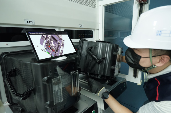 ▲현장엔지니어가 태블릿PC를 통해 Nexplant 3D eXcellence로 제작한 3D 디지털 매뉴얼을 보면서 작업하고 있다 . ⓒ삼성SDS