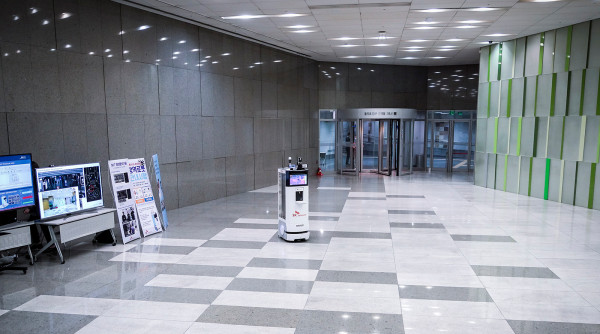 ▲코로나19방역로봇이 서울 중구 을지로 소재 SK텔레콤 본사에서 방역을 하고 있는 모습. ⓒSK텔레콤