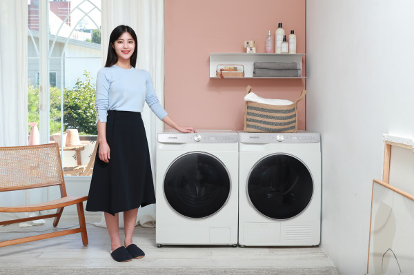 ▲삼성전자 모델이 '그랑데 AI' 10kg 세탁기·9kg 건조기 신제품을 소개하고 있다. ⓒ삼성전자
