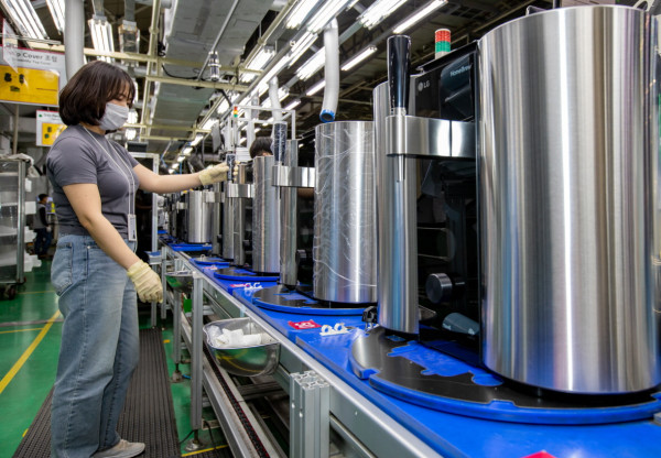 ▲LG전자 직원들이 16일 경남 창원사업장에서 캡슐형 수제맥주제조기 'LG 홈브루'를 생산하고 있다. ⓒLG전자
