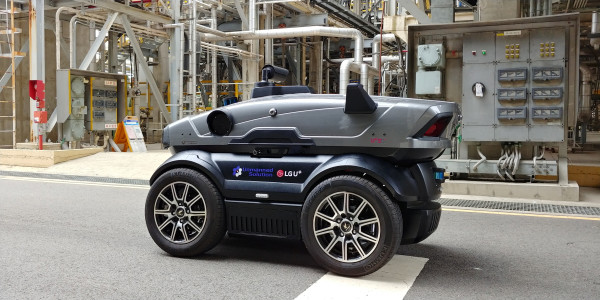 ▲LG유플러스의 5G 자율주행로봇이 현대오일뱅크 충남 서산 공장의 시설을 순찰하고 있는 모습. ⓒLG유플러스
