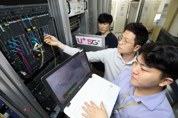 ▲LG유플러스 협력사인 유비쿼스 직원들이 통신 장비를 점검하고 있는 모습. ⓒLG유플러스
