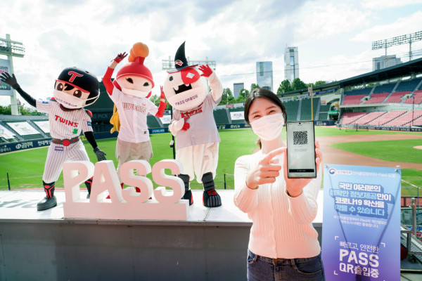 ▲통신 3사는 추석연휴에 대비해 유동인구가 많은 다중이용시설을 대상으로 ‘패스 QR 출입증’의 사용을 권장하는 캠페인을 진행한다고 27일 밝혔다. ⓒ통신3사