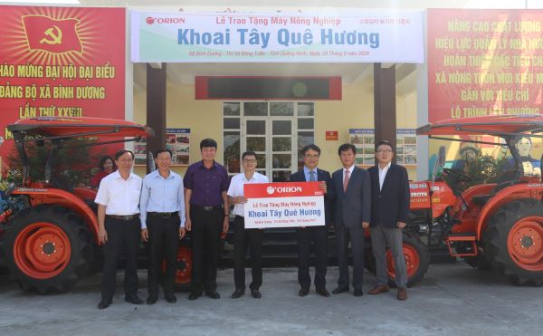 ▲당 딘 탕 동찌우시 농업국장(사진 왼쪽부터), 응우옌 반 뉴 빈즈엉면 비서 겸 면장, 응우옌 응옥 방 동찌우시 부비서, 응우옌 꽝 단 동찌우시 부시장, 김재신 오리온 베트남 법인 대표, 박동석 오리온 베트남 법인 생산본부장, 여성일 오리온 베트남 법인 경영부문장 ⓒ오리온