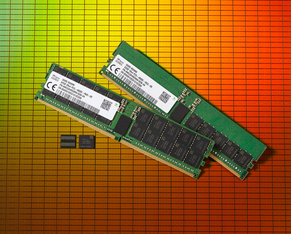 ▲SK하이닉스가 세계최초로 출시한 2세대 10나노급(1ynm) DDR5 D램. ⓒSK하이닉스