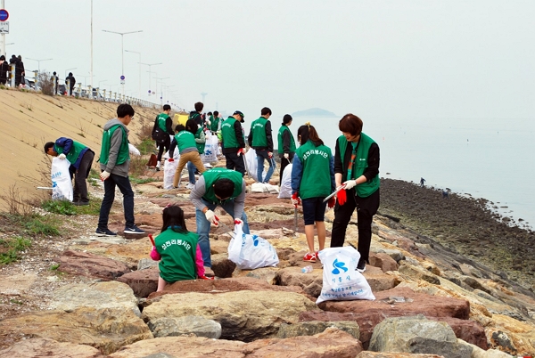 ▲삼천리 임직원들이 시화방조제에서 환경정화활동을 펼치는 `Clean Day`에 참여하고 있다. ⓒ삼천리