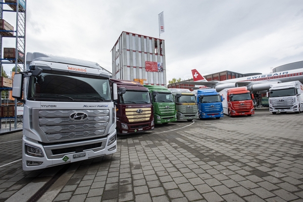 ▲현대자동차 ‘엑시언트 수소전기트럭’ 7대가 고객인도 전달식을 위해 스위스 루체른 교통박물관 앞에 서 있는 모습 ⓒ현대차