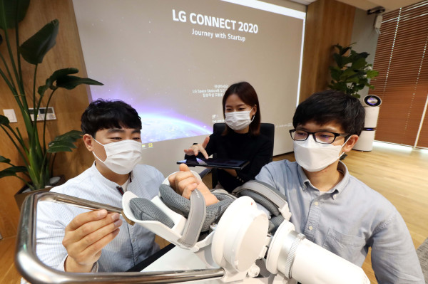 ▲'LG 커넥트'에 참가한 '에이치로보틱스' 관계자가 재활 보조용 로봇 수트를 시연하고 있다. ⓒLG