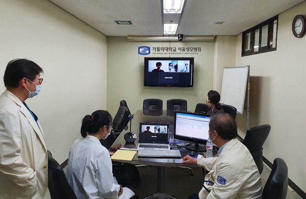 ▲현대건설 해외 근무자에게 서울성모병원 의료진이 원격 건강상담 서비스를 제공하고 있는 모습 ⓒ현대건설
