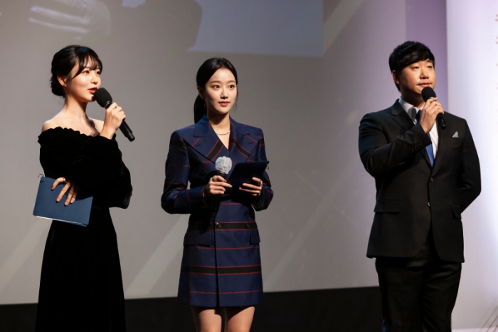 BIAF2020 개회식 사회를 진행하는 신예은 배우, 이나은 홍보대사, 배성재 아나운서 모습(사진 왼쪽부터). ⓒBIAF2020