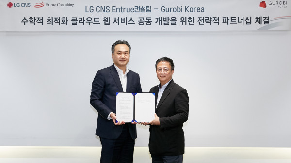▲이근형 LG CNS 엔트루컨설팅 담당(왼쪽)과 홍기원 그로비코리아 대표. ⓒLG CNS