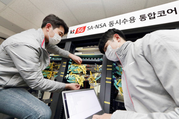 ▲KT 네트워크 직원들이 서울 구로구 KT 구로타워에서 ‘5G SA-NSA 통합 코어망’을 점검하고 있다. ⓒKT