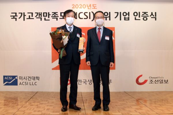 ▲이영구 롯데칠성음료 대표(사진 왼쪽)와 노규성 한국생산성본부 회장 ⓒ롯데칠성음료