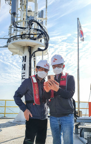 ▲SKT 엔지니어들이 최남단 이어도에 위치한 이어도 해양과학기지의 5G 기지국을 점검하는 모습. ⓒSK텔레콤