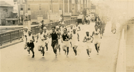 ▲1939년 손기정선생이 진행한 “뛰어라!, 걸어라!” 전국 캠페인 참가자들과 함께 달리는 손기정ⓒ손기정기념재단