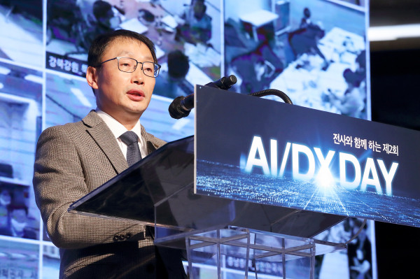 ▲구현모 KT 대표이사가 AI·DX 데이에서 디지털 플랫폼기업으로 변화의 중요성을 강조하고 있다. ⓒKT