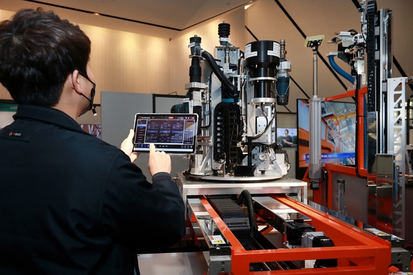 ▲상부 천공 자동화기기 시연 장면 ⓒ삼성물산