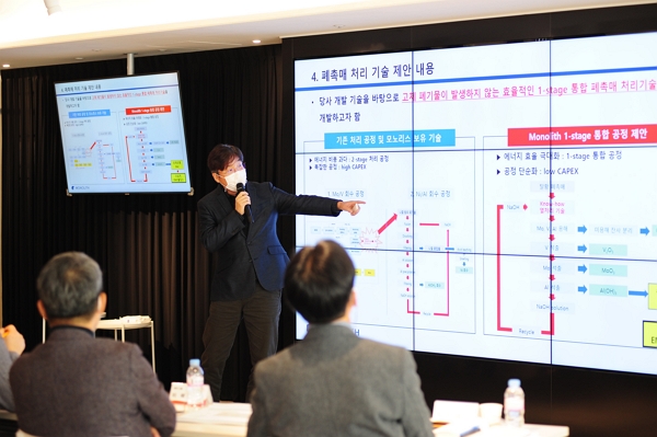 ▲지난 2일 SK건설 관훈동 본사에서 공모전 참가자가 심사위원들을 대상으로 프레젠테이션을 진행하는 모습 ⓒSK건설