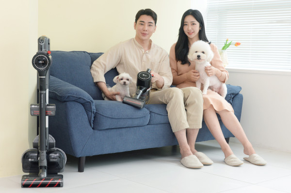 ▲LG전자가 13일 반려동물을 키우는 고객들을 위해 무선청소기 ‘LG 코드제로 A9S 펫 씽큐’를 출시했다. 모델들이 신제품을 소개하고 있다. ⓒLG전자