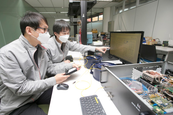 ▲서울 서초구 KT연구개발센터에서 KT 연구원이 양자 채널 자동 절체 복구 기술을 테스트 하고 있다. ⓒKT