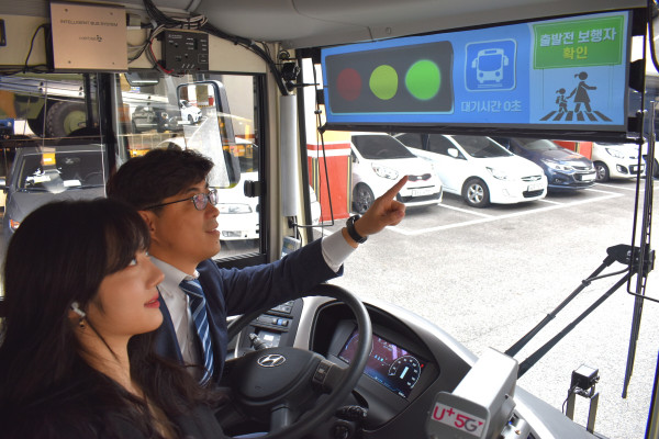 ▲‘2020 한·세계화상 비즈니스 위크’에서 스마트 수소버스 탑승객들이 LG유플러스의 C-ITS 콘텐츠를 보고 있는 모습. ⓒLG유플러스