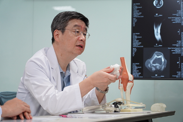 ▲ⓒ환자 맞춤형 치환술에 대해 설명하는 고용곤 연세사랑병원장