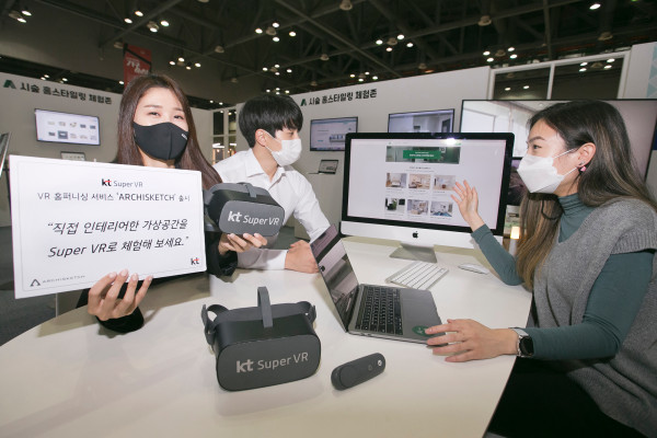 ▲19일 일산 킨텍스에서 열린 한국국제가구 및 인테리어산업대전에서 행사 관계자가 KT 슈퍼VR 기반의 VR 홈퍼니싱 서비스 ‘아키스케치’를 소개하고 있는 모습. ⓒKT