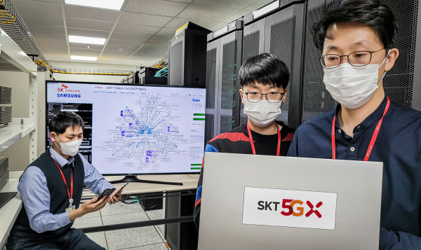 ▲SKT 연구원들이 20일 분당에 위치한 5GX 기술그룹Lab에서 ‘차세대 코어망’의 기술과 장비 성능을 시험해보고 있다. ⓒSK텔레콤