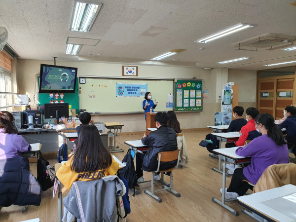 ▲'푸른코끼리' 전문강사가 서울탑동초등학교 6학년 학생들을 대상으로 사이버 폭력 예방 교육을 실시하고 있다. ⓒ삼성