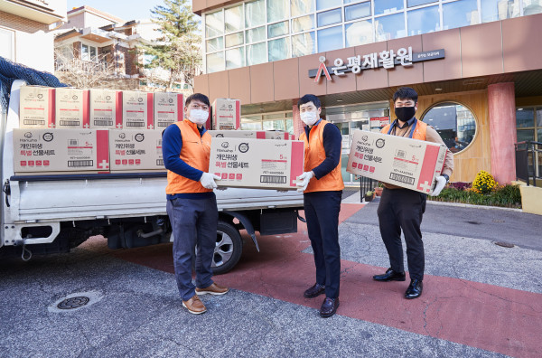 ▲8일 오후 한화건설 봉사단이 서울 은평재활원에 방역물품을 전달하는 모습. ⓒ한화그룹