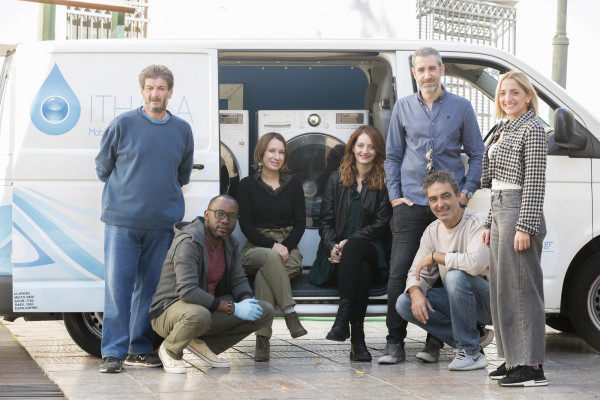 ▲그리스에서 노숙인을 위해 이동식 빨래방을 운영하는 비영리단체(NGO) ‘이타카’ 직원들이 LG전자 세탁기와 건조기가 설치된 차량 앞에서 기념촬영을 하고 있다. ⓒLG전자