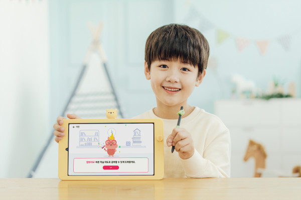 ▲LG유플러스 모델이 인기 초등 교육 콘텐츠를 앱 하나로 볼 수 있는 가정학습 서비스 ‘U+초등나라’를 이용하고 있는 모습. ⓒLG유플러스