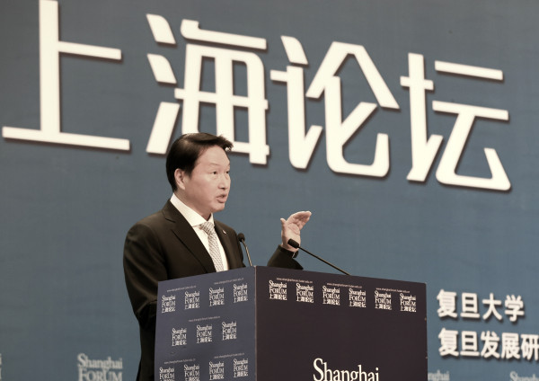 ▲최태원 SK회장이 지난해 5월 중국 상하이국제컨벤션센터에서 열린 '상하이 포럼 2019'에서 개막 연설을 하고 있다. ⓒSK