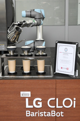 ▲'로봇 브루잉 마스터' 자격증을 획득한 'LG 클로이 바리스타봇'이 커피를 만들고 있다. ⓒLG전자