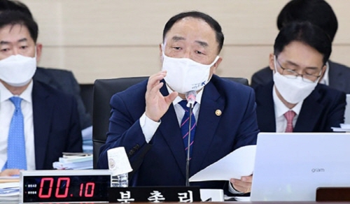 ▲홍남기 경제부총리 겸 기획재정부 장관이 지난 10월 7일 오후 세종시 정부세종청사에서 열린 국회 기획재정위원회의 기획재정부에 대한 국정감사에서 위원 질의에 답변하고 있다. ⓒKBS뉴스 화면 캡쳐