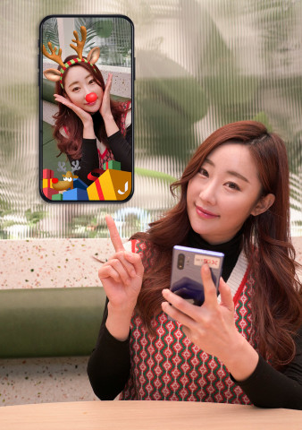 ▲SK텔레콤이 크리스마스 트리는 물론 눈사람과 호빵 등 겨울을 연상시키는 소재들을 배경으로 ‘점프 AR 크리스마스 콘텐츠’를 선보인다고 23일 밝혔다. ⓒSK텔레콤