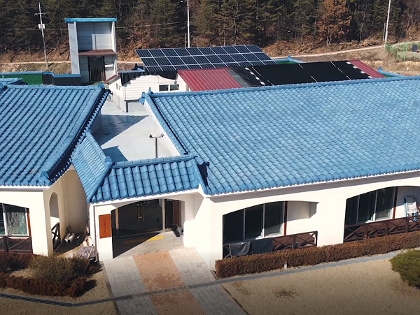 ▲‘해피선샤인’ 캠페인으로 태양광 발전설비가 설치된 사회복지시설 '아름다운집'의 모습 ⓒ한화그룹