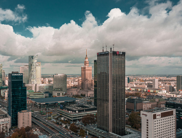 ▲LG가 폴란드 바르샤바 옥스포드 타워에 옥외 광고를 설치하고 브랜드 알리기에 나섰다. ⓒLG