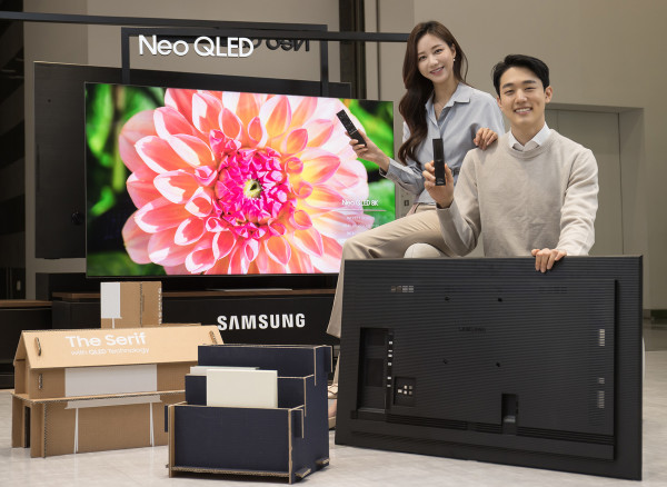 ▲삼성전자 모델이 수원 삼성 디지털시티에서 2021년 신제품 Neo QLED TV와 새롭게 적용된 솔라셀 리모컨, 에코 패키지를 소개하고 있다. ⓒ삼성전자