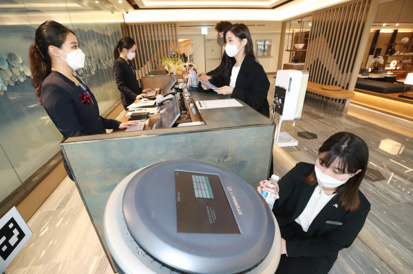 ▲대구 메리어트 호텔&레지던스에서 직원들이 KT AI 호텔로봇을 사용하고 있다. ⓒKT