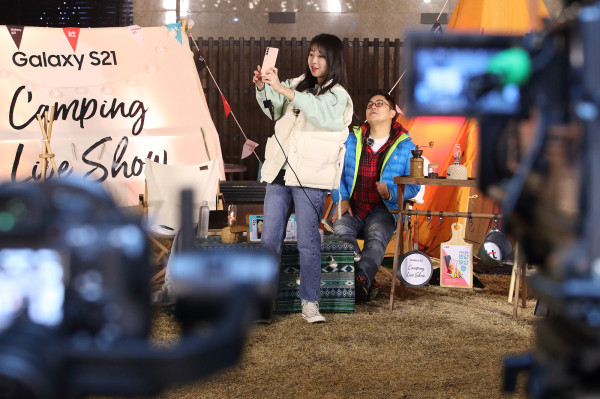 ▲먹방 BJ 쯔양(왼쪽)과 방송인 박권(오른쪽)이 ‘이색적인 캠핑 먹방’ 콘셉트로 진행하는 모습. ⓒKT