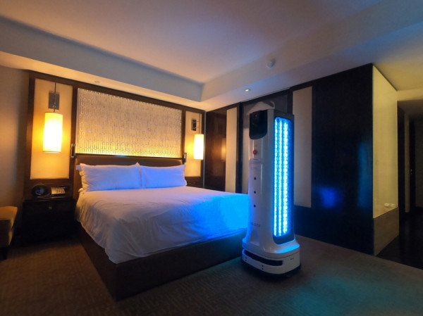 ▲‘LG 클로이 살균봇’이 호텔 객실을 살균하는 장면. ⓒLG전자