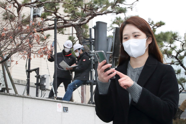 ▲KT 직원들이 서울 종로구 KT 광화문사옥에 시범적으로 구축한 5G 단독모드(SA) 네트워크를 이용해 체감품질을 점검하고 있다. ⓒKT