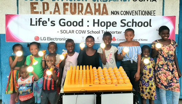 ▲프라하(Furaha) 초등학교 학생들이 LG전자가 설치한 친환경 태양광 충전시스템 '솔라카우'를 이용해 충전한 휴대용 보조 배터리를 사용하고 있다. ⓒLG전자
