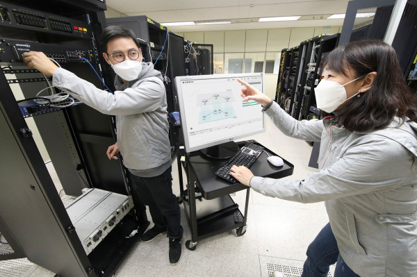 ▲KT 대전연구개발센터에서 연구원들이 양자암호 관련 기술 및 표준을 연구하는 모습. ⓒKT