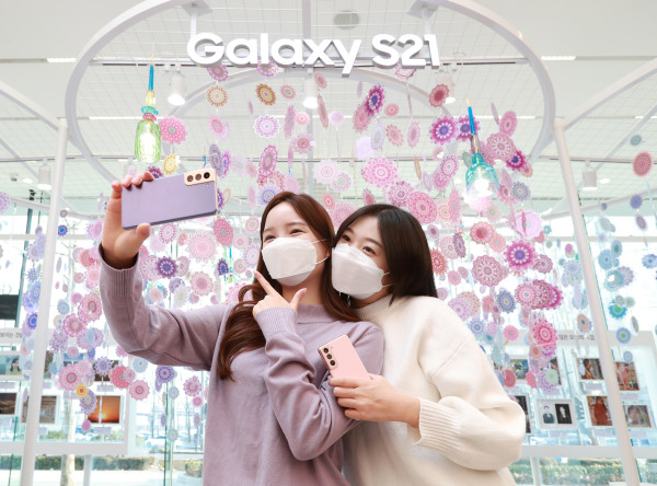 ▲서울 강남구 삼성 디지털프라자 삼성대치점에서 소비자들이 '갤럭시 S21'로 셀피를 촬영하고 있는 모습. ⓒ삼성전자
