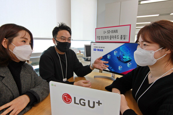 ▲LG유플러스 직원들이 U+ SD-WAN을 소개하고 있는 모습. ⓒLG유플러스