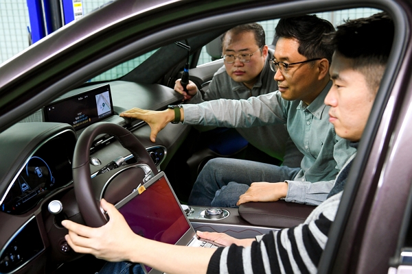 ▲현대자동차그룹 연구원들이 ‘커넥티드 카 인공지능 음성인식 기술’을 자동차에서 테스트하는 모습 ⓒ현대차그룹
