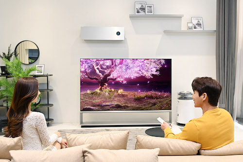 ▲LG전자 모델들이 세계 최초 8K 올레드 TV인 LG 시그니처 올레드 8K를 소개하고 있다. ⓒLG전자